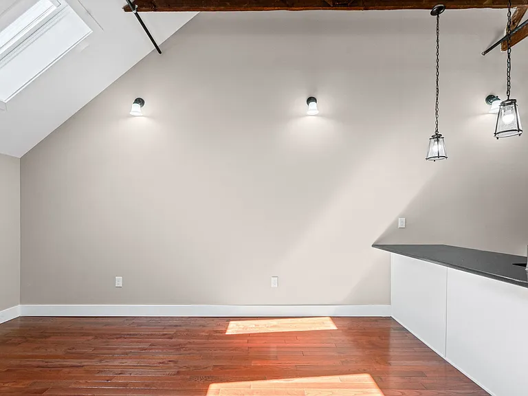 521 Warren St #4 — Photo 8