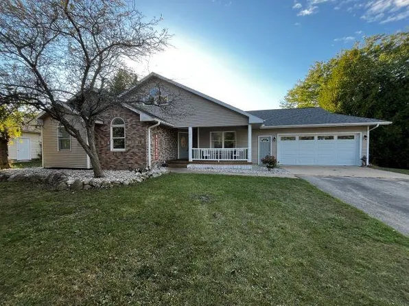 1101 Charlo St, Charlevoix, MI 49720