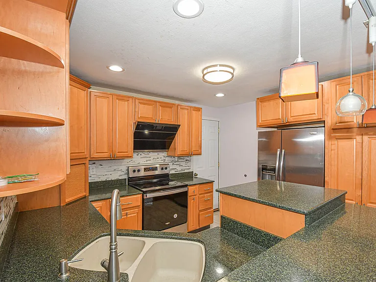 819 Renee Ln — Photo 8