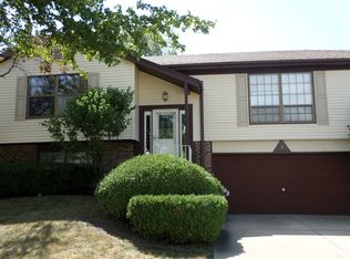 5 Arrowwood Ct, Streamwood, IL 60107