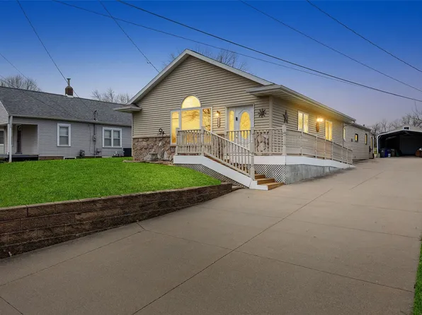 2426 Fruitland Blvd SW, Cedar Rapids, IA 52404