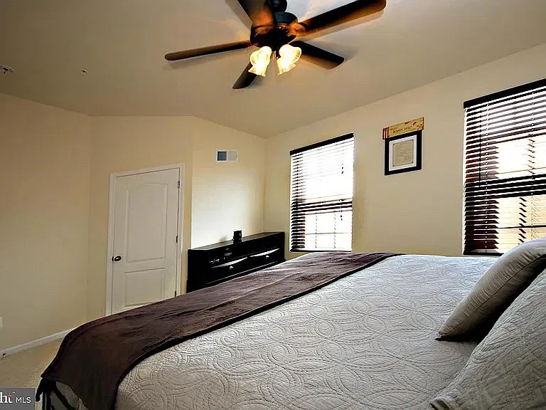 3 bed, 1840 sqft, $2,700 — Photo 2