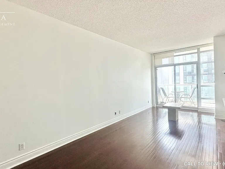 1910 Lake Shore Blvd W #9 — Photo 1