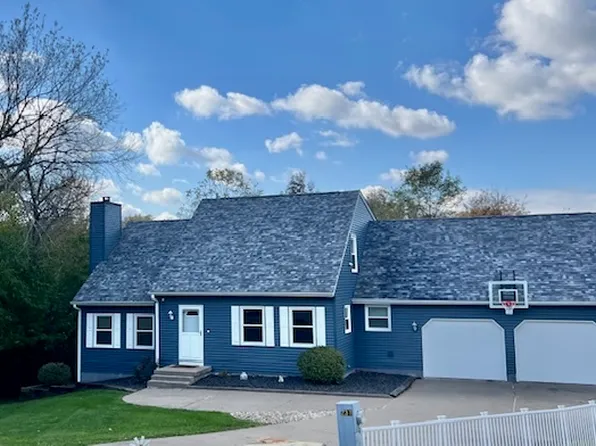 4 Birchwood Dr, Blue Grass, IA 52726