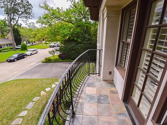 There is even this second level terrace over the front entry with views onto the front yard.
