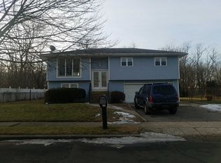 8 Russell Ct, Copiague, NY 11726