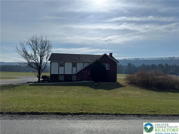 1121 Pohopoco Dr, Lehighton, PA 18235