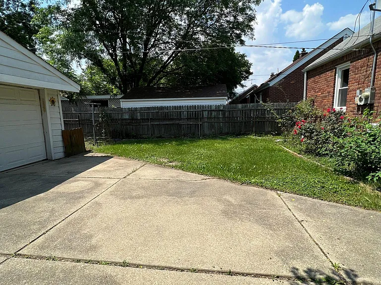20292 Roscommon St — Photo 7