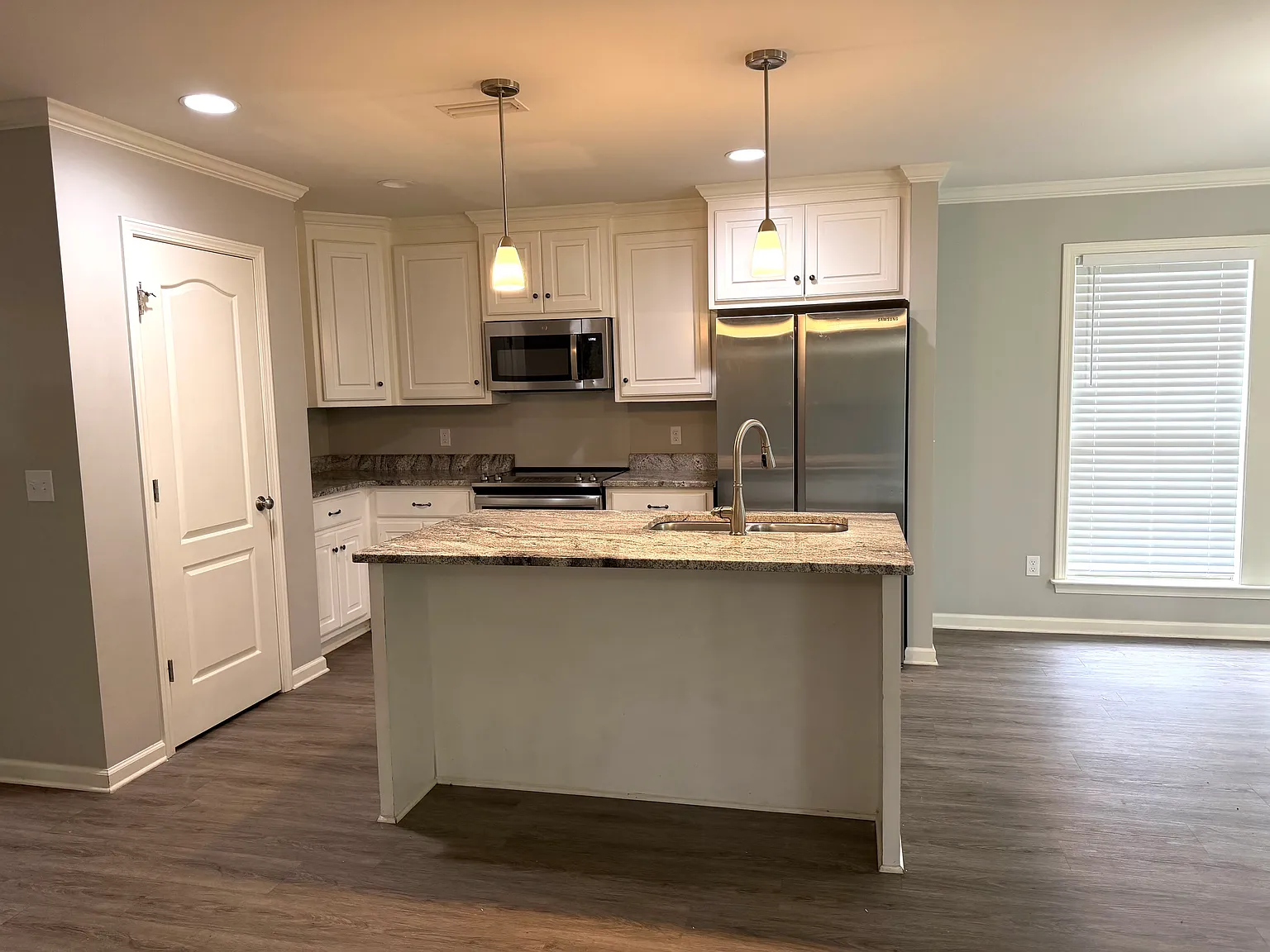 3 bed, 100 sqft, $1,795 — Photo 4