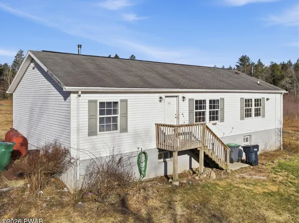 105 Ceramic Dr, Greentown, PA 18426