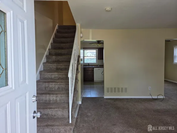 8 Chester Ct, Edison, NJ 08817
