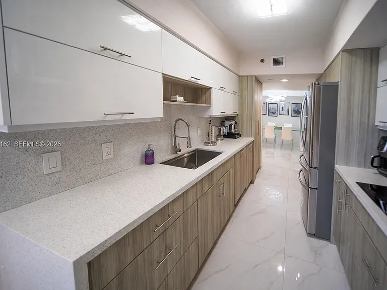 16445 Collins Ave #425 — Photo 7
