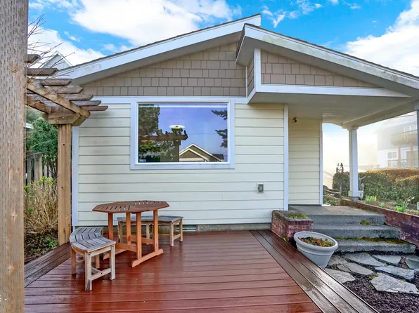 1913 NW 30th St, Lincoln City, OR 97367