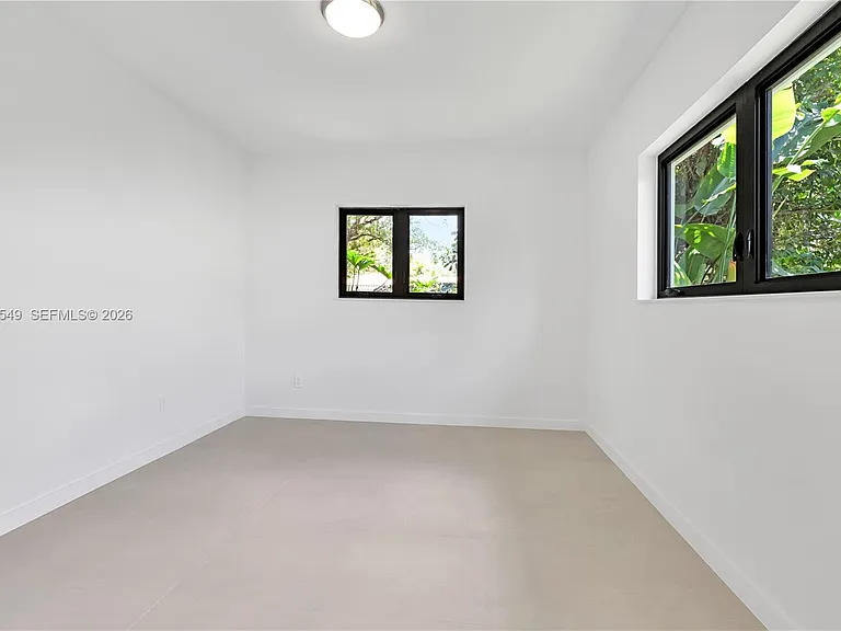 950 Bayamo Ave — Photo 30