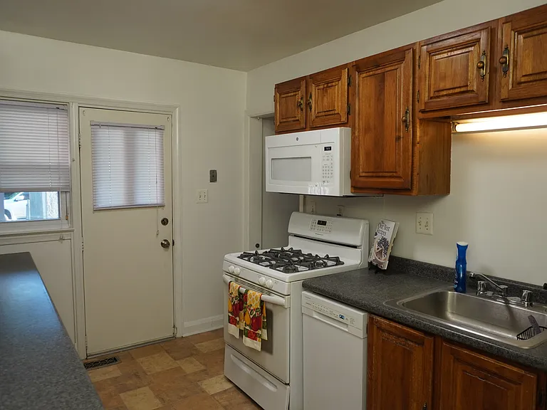 205 E Burke Ave — Photo 8