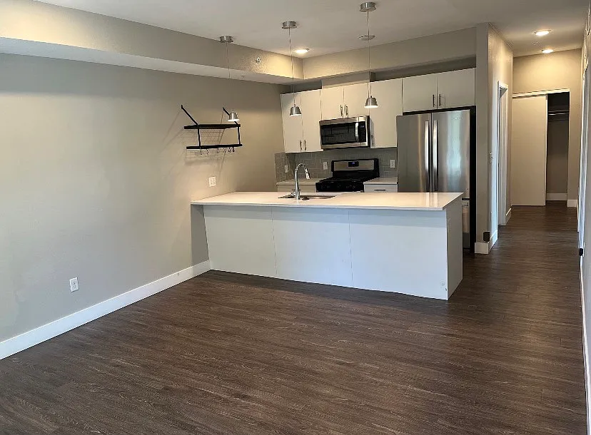 2 bed, 880 sqft, $2,200 — Photo 2