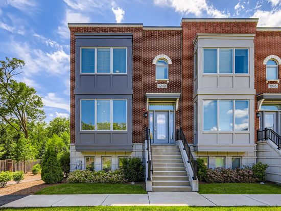 1249 Gateway Ct, Northbrook, IL 60062