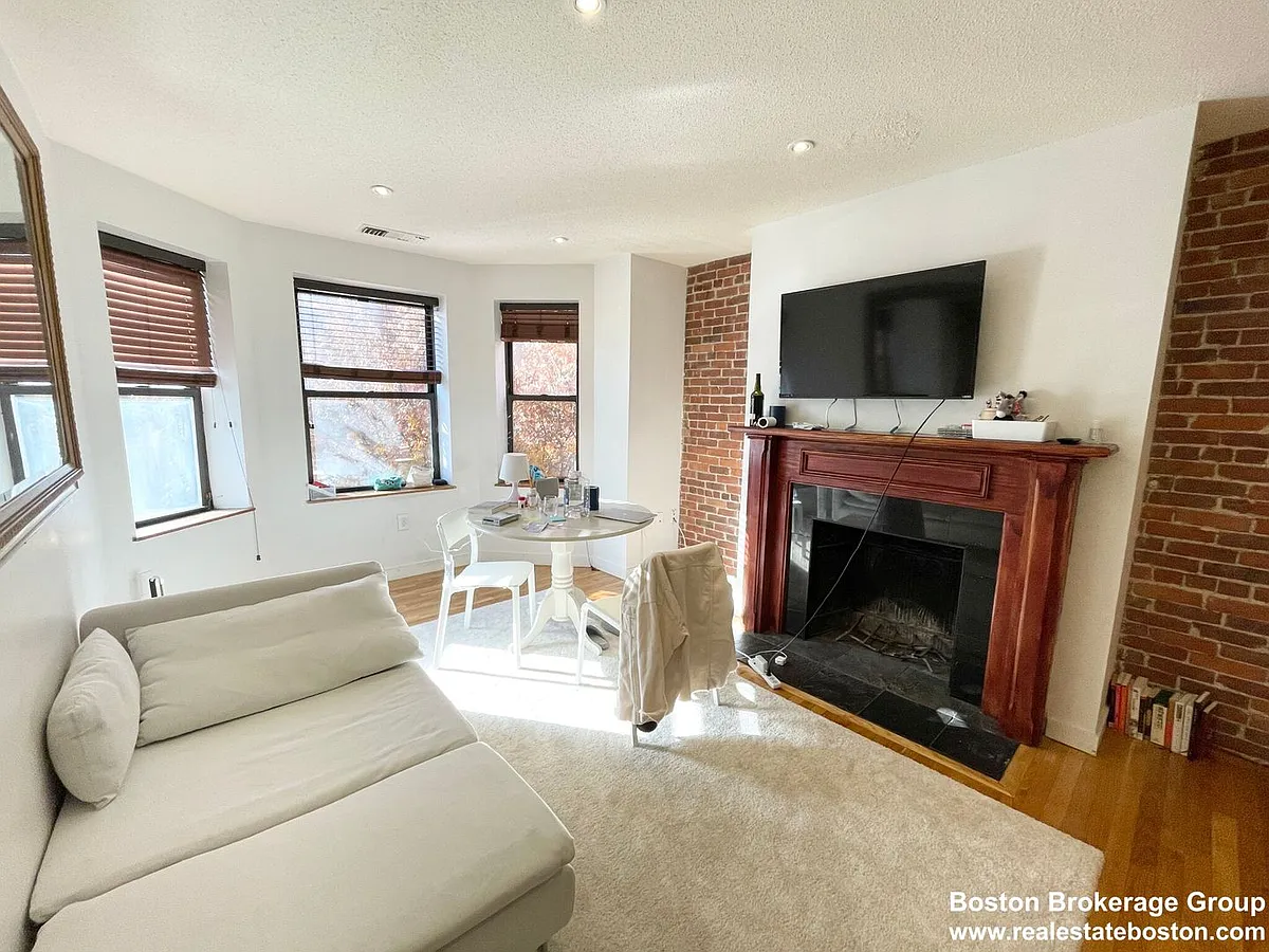 Building Photo - 69 Gainsborough St #300
