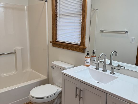 5th image of 2058 College Ave #B