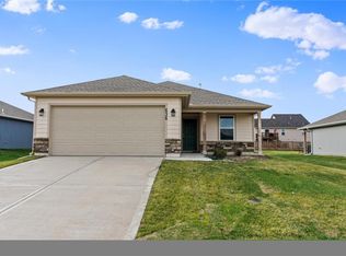 452 Rock Creek Dr, Tonganoxie, KS 66086