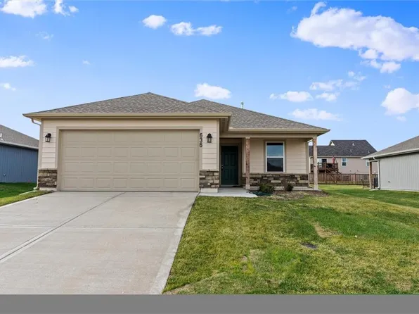 2784 Woodfield Dr, Tonganoxie, KS 66086