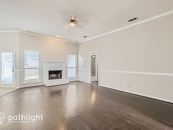 3rd image of 204 Willow Creek Ln