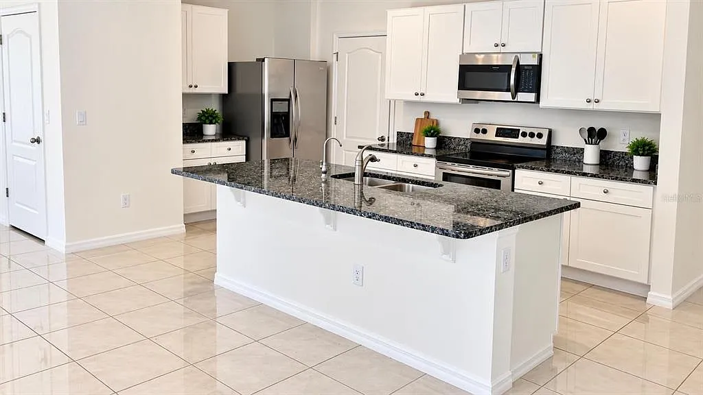 4 bed, 2.5 bath, 2904 sqft, $2,850 — Photo 3
