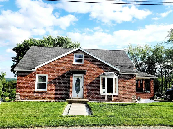 82 Pleasant St, Masontown, WV 26542