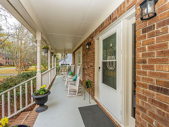 5th image of 209 Westminster Ave