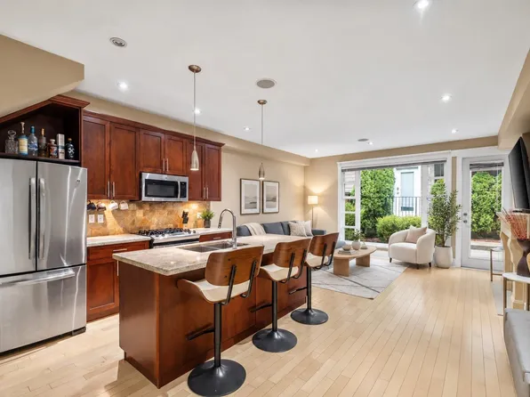 1620 Saint Andrews Ave, North Vancouver, BC V7L 3L6