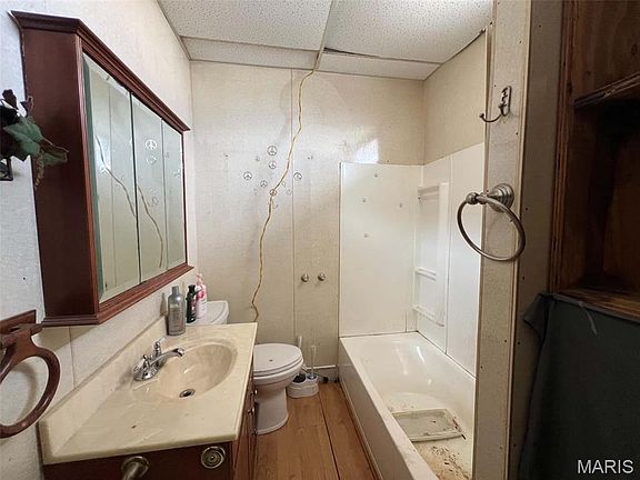 5th image of 102 Carrie St