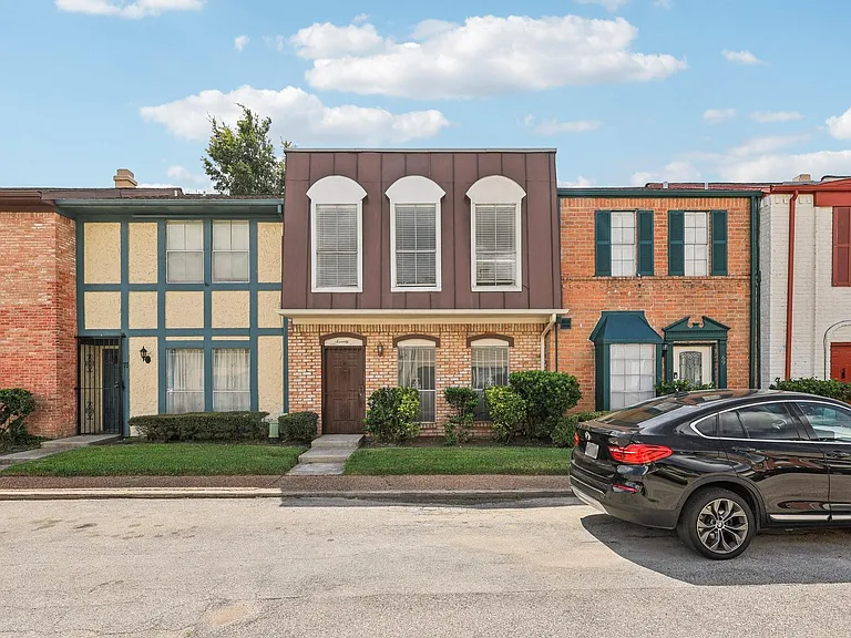 7700 Creekbend Dr #70 — Photo 1