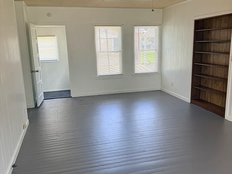 302 E Strand St — Photo 11