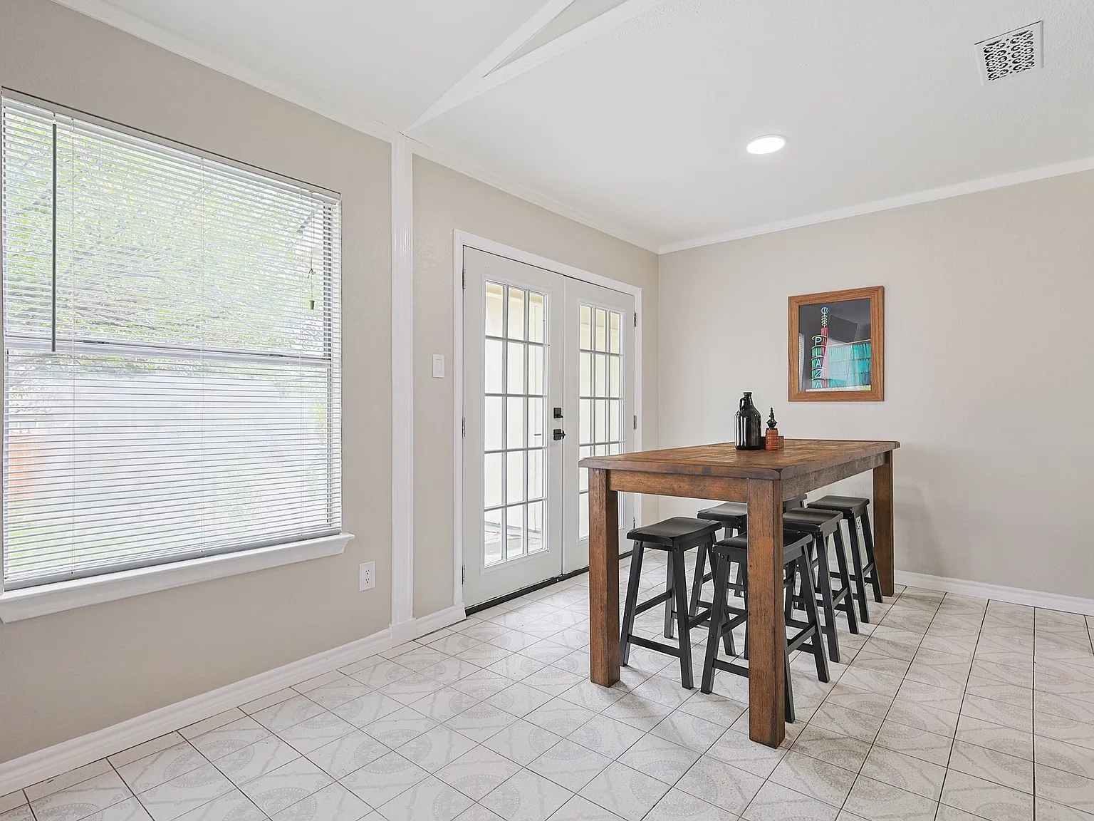 3 bed, 1276 sqft, $3,900 — Photo 3