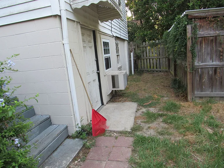 208 1/2 W College St — Photo 17