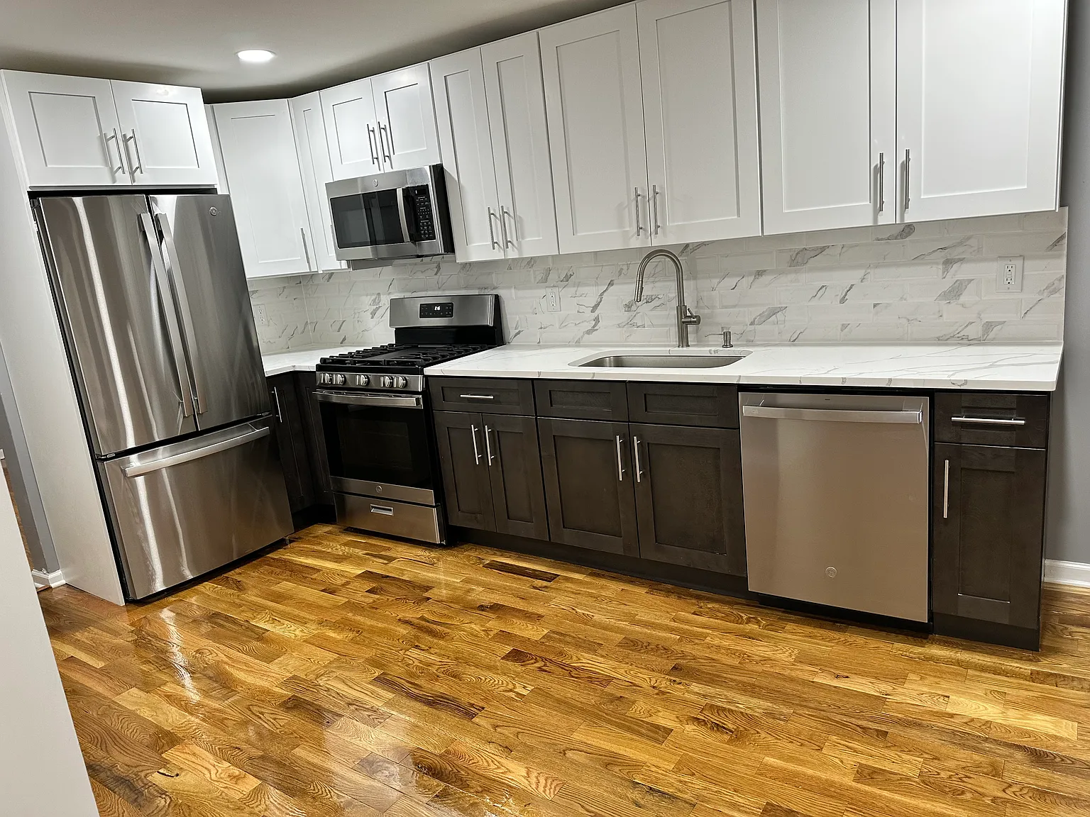 3 bed, 900 sqft, $2,500 — Photo 2