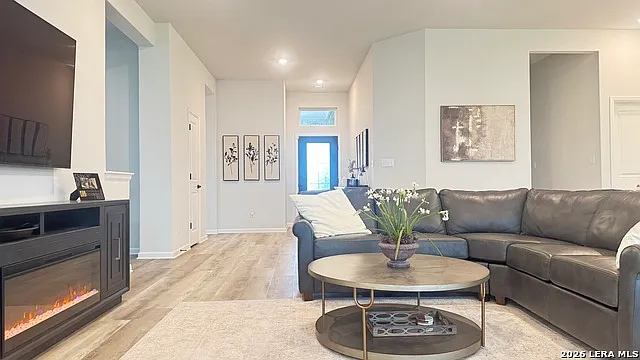 3 bed, 2.0 bath, 1941 sqft, $2,425 — Photo 2