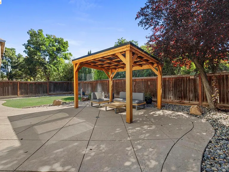 822 Shasta Daisy Dr — Photo 2