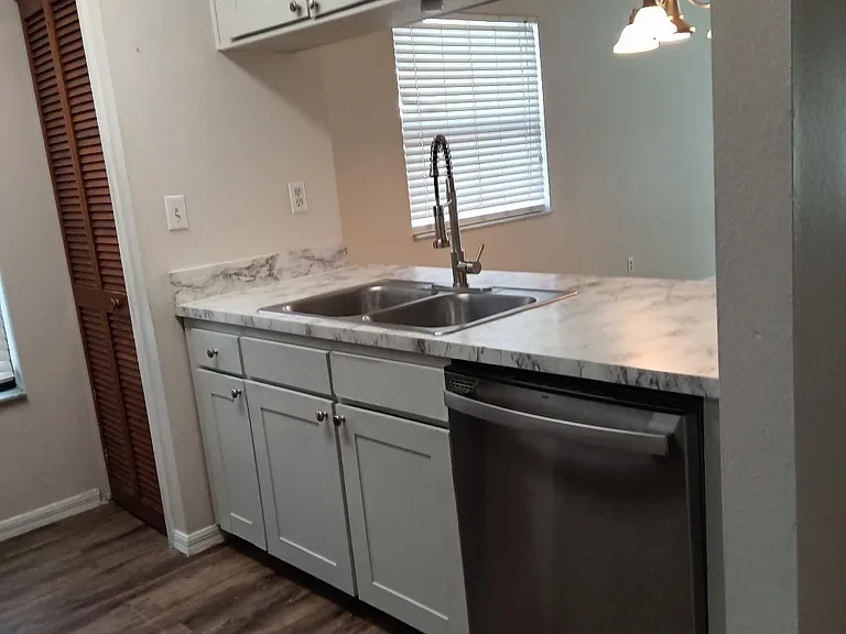 2827 Rio Grande Trl — Photo 8