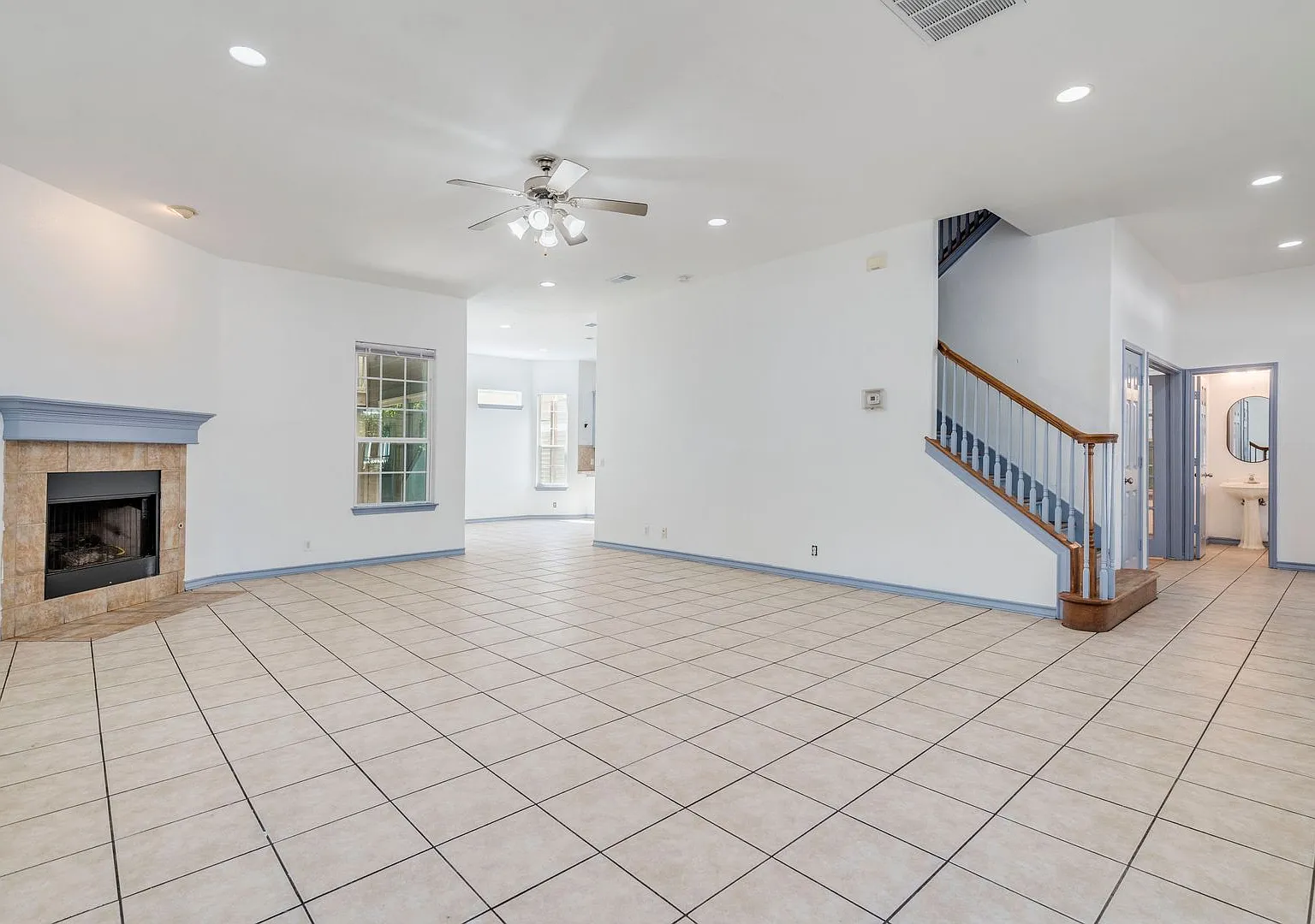 Available Now! Spacious 6-Bedroom, 4.5-Bathroom House With Garage — Photo 3