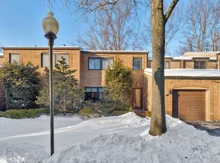 17 Windsor Gate Drive, North Hills, NY 11040