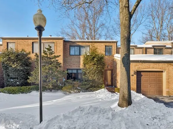 17 Windsor Gate Drive, North Hills, NY 11040