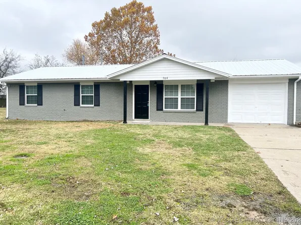704 SE 3rd St, Checotah, OK 74426