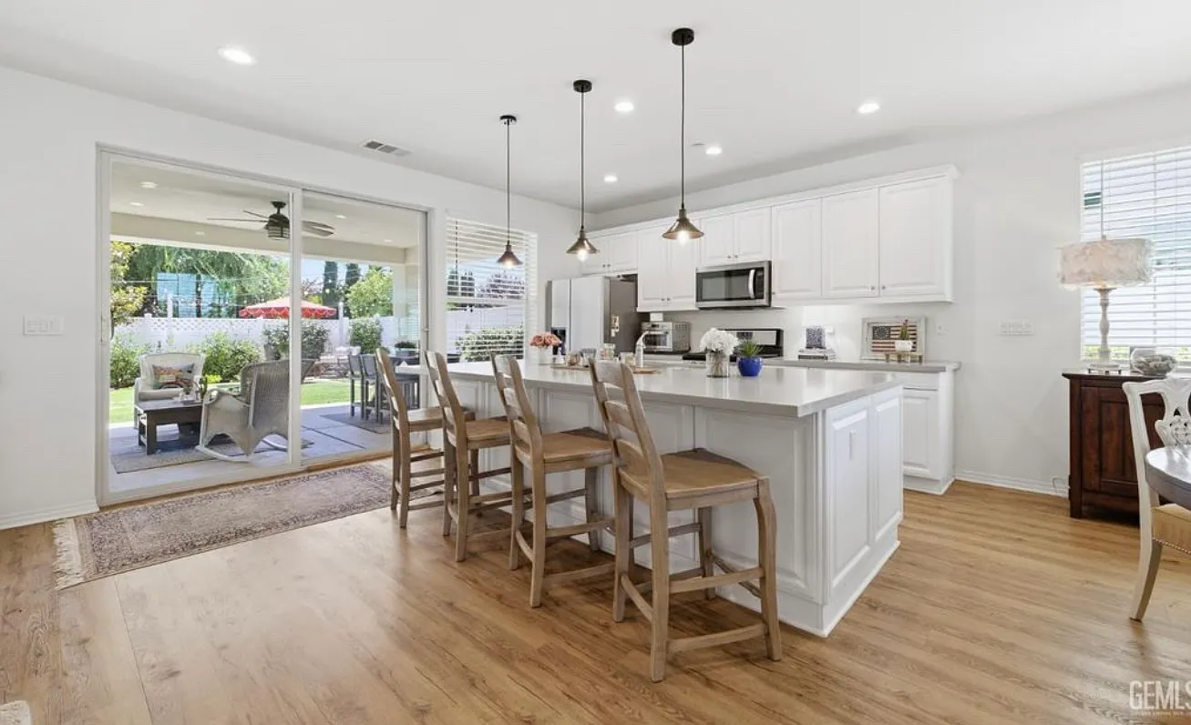 3 bed, 2205 sqft, $3,300 — Photo 4