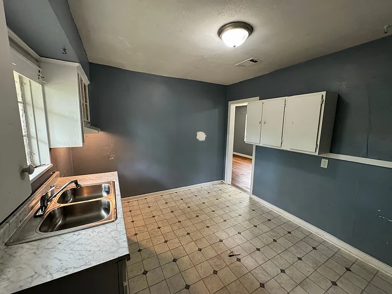 918 Stuart St — Photo 11