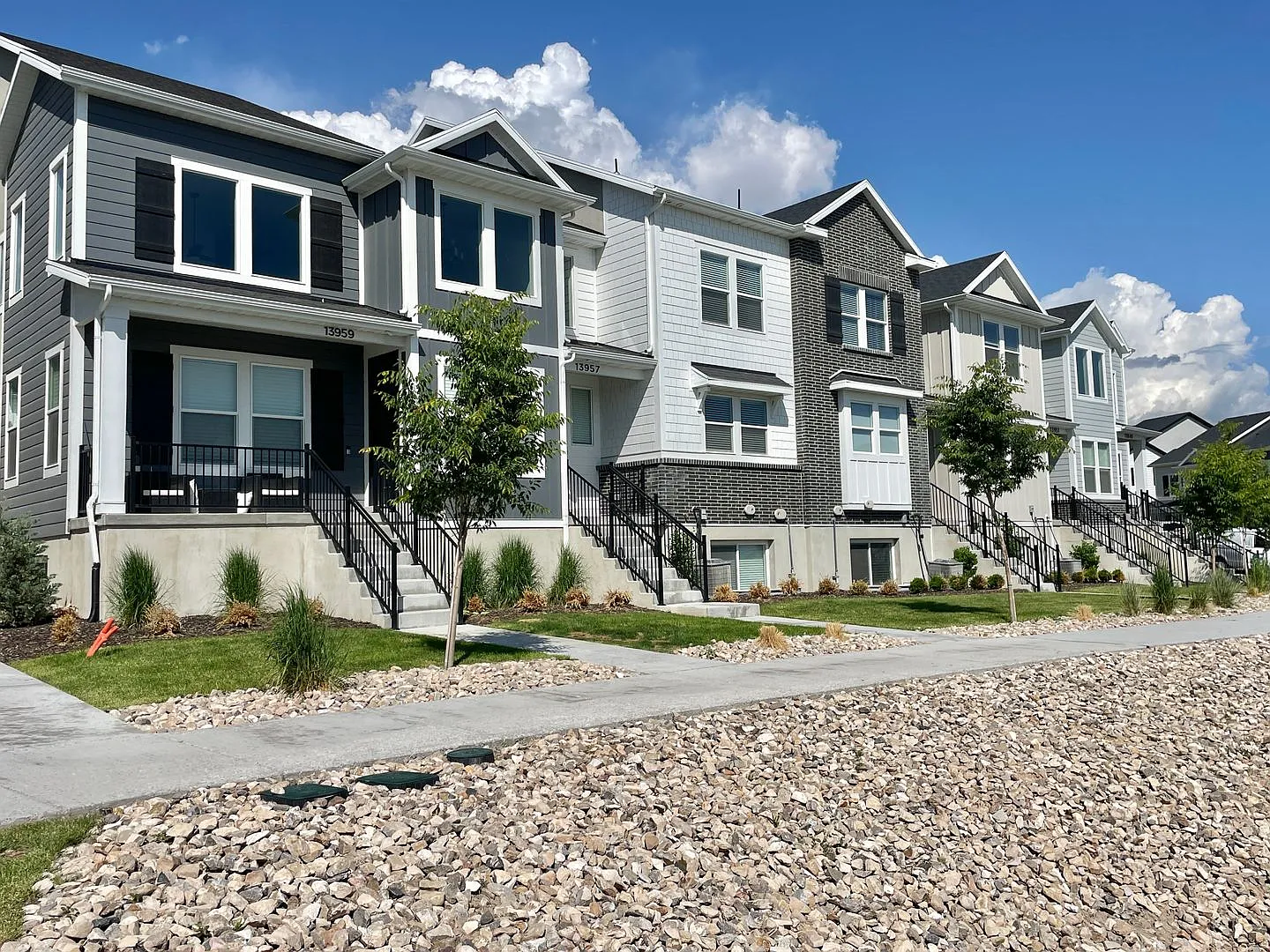 Gorgeous Poolside Corner Townhome at Mountain Ridge! — Photo 2