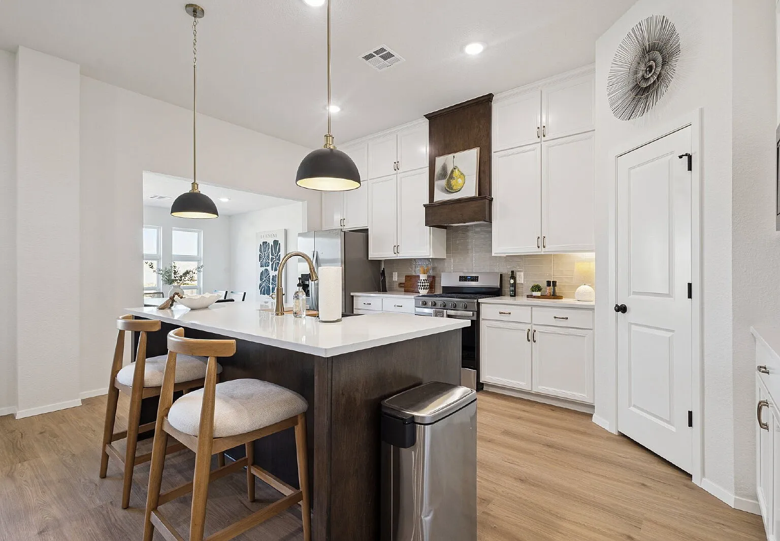 4 bed, 2.5 bath, 2068 sqft, $5,000 — Photo 4