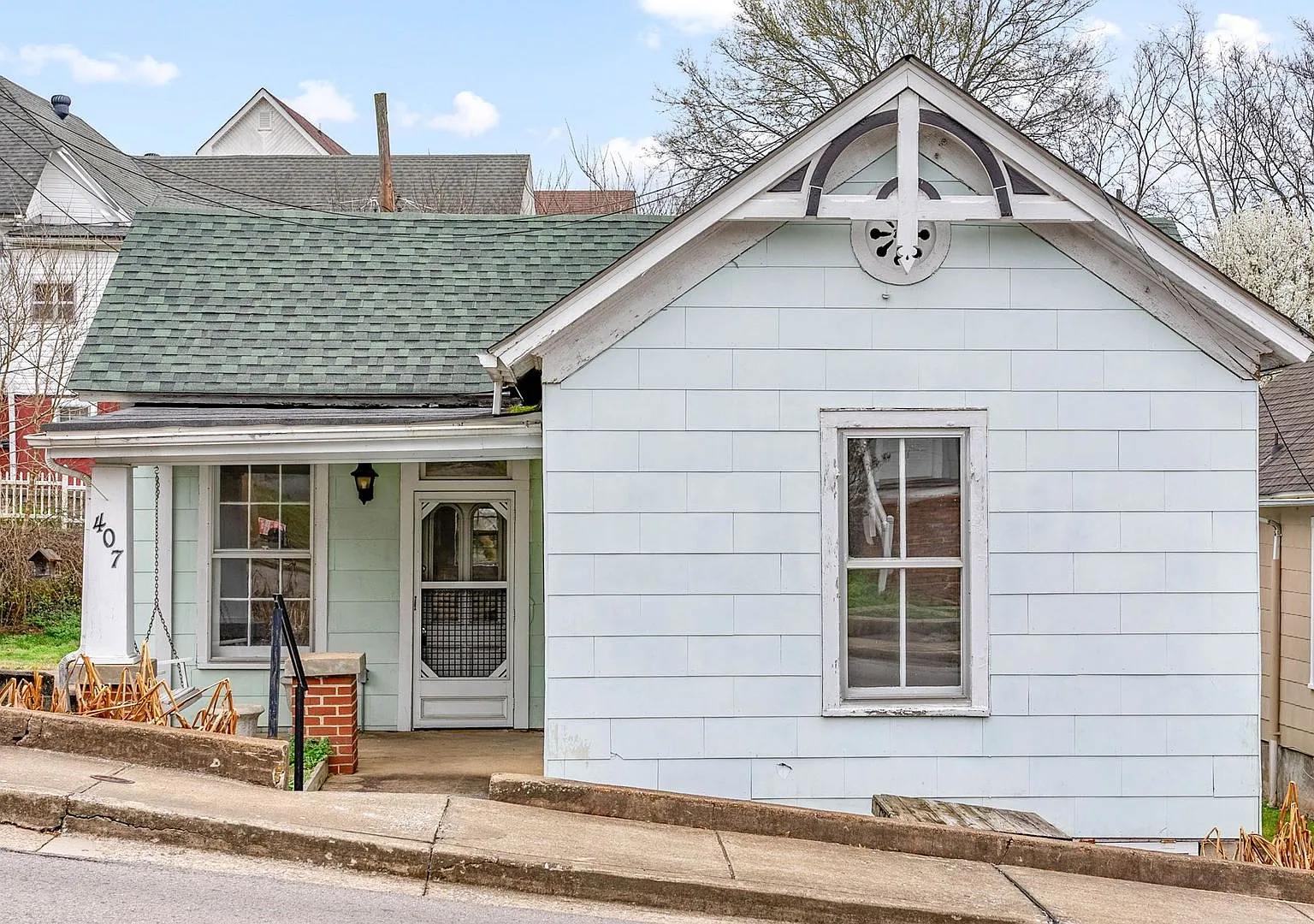 Cozy 2 Bedroom Downtown Home Available! — Photo 1