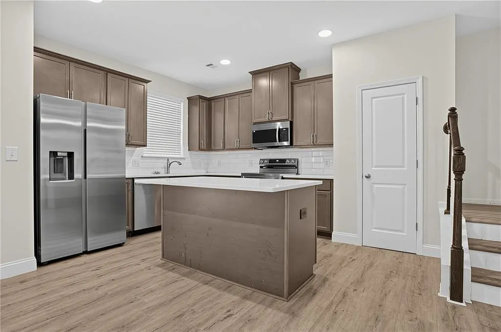 3 bed, 2.5 bath, 1417 sqft, $1,990 — Photo 3