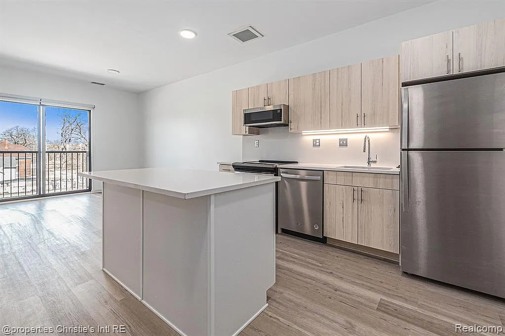 Building Photo - 7410 Kercheval St #212
